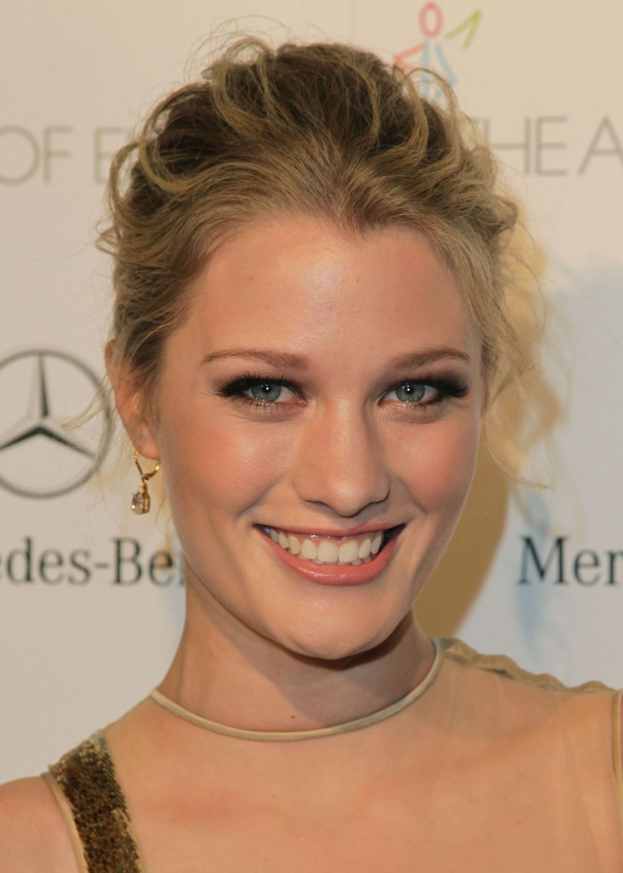 Ashley Hinshaw Net Worth