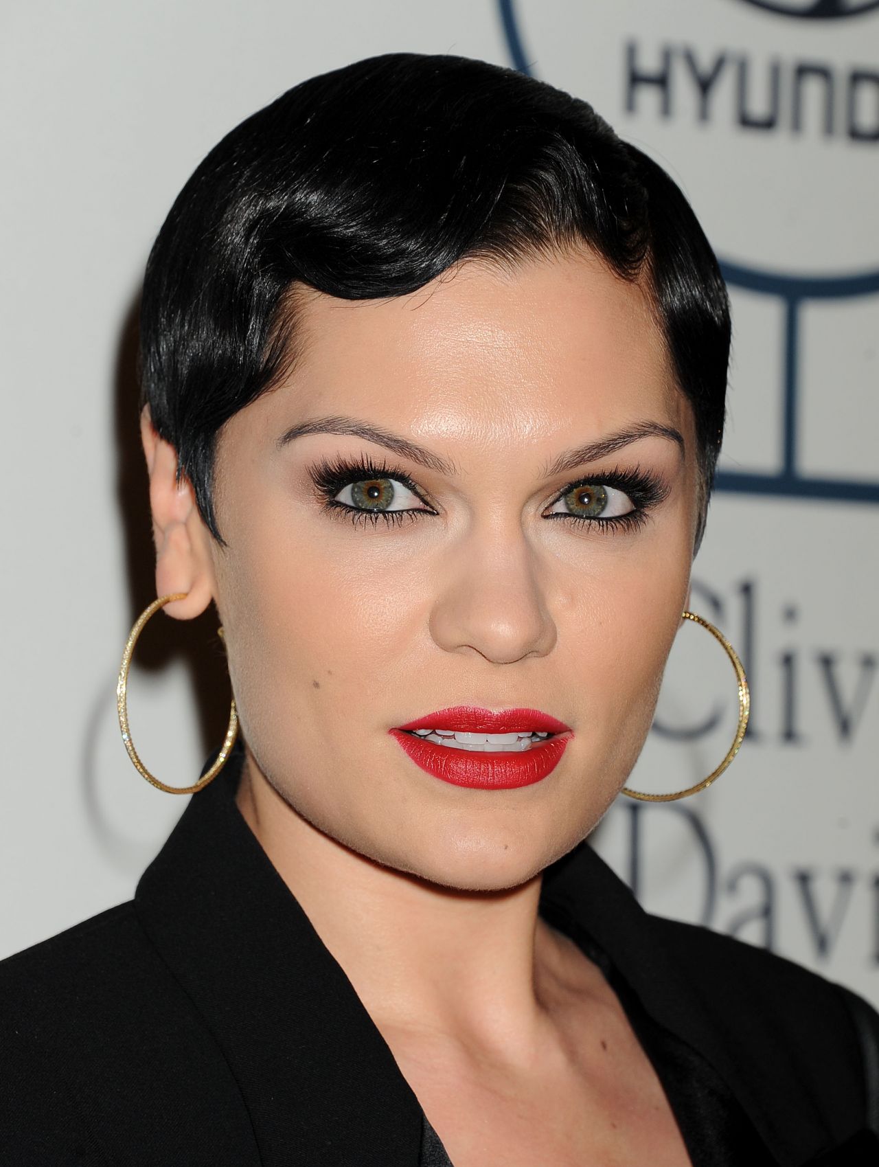 Watch Jessie J's powerful cover of On My Own from Les Miserables