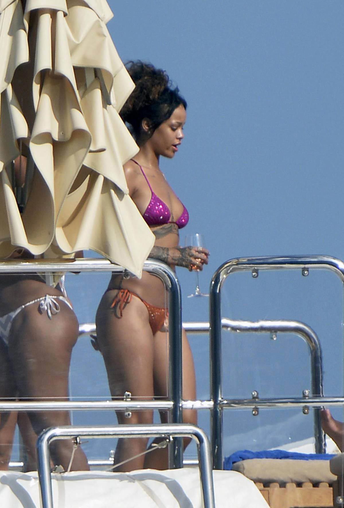 Rihanna In A Bikini On A Boat In Ponza August Celebmafia