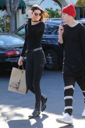 Kendall Jenner Booty In Tight Jeans Out In Calabasas