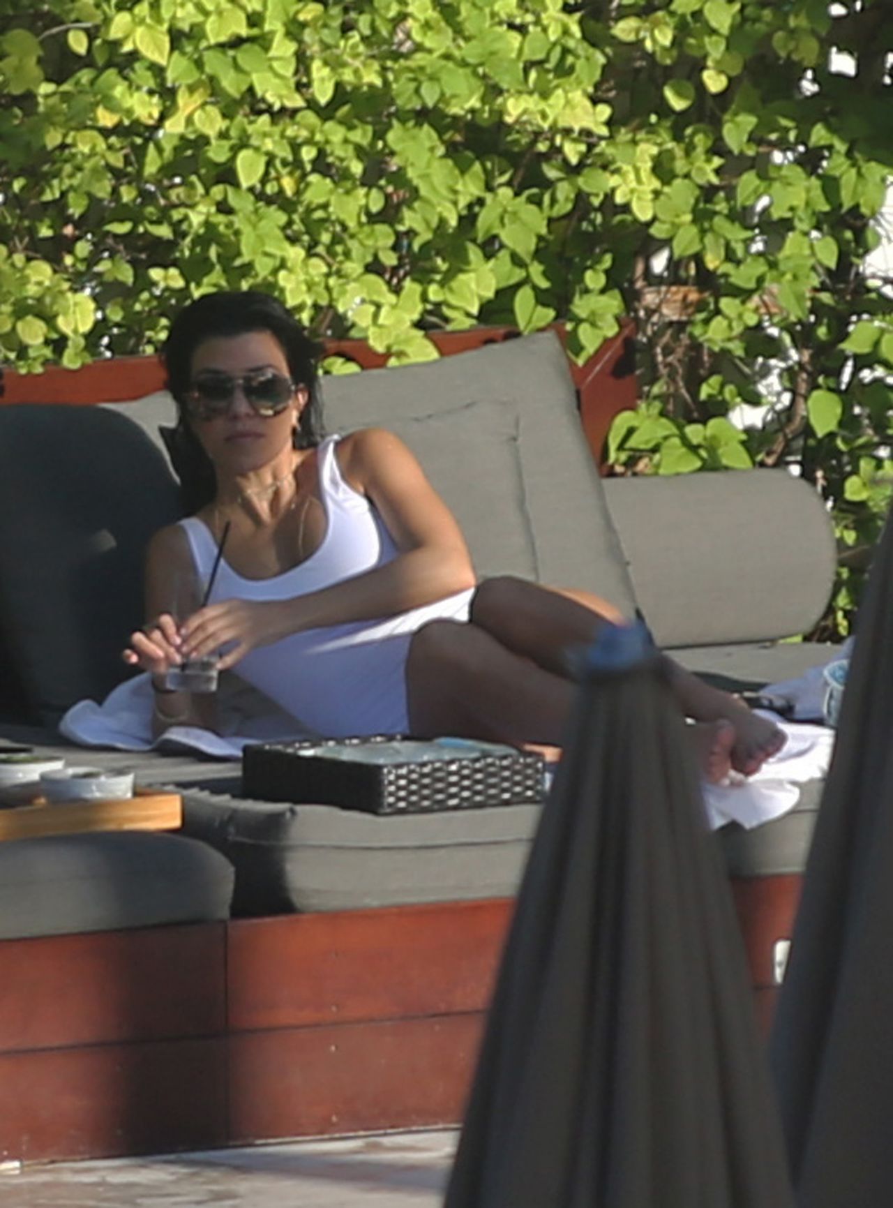 Kourtney Kardashian In Swimsuit Enjoys The Setai Hotel S Pool In