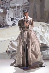 Rihanna Performs at MTV Video Music Awards 2016 in NYC