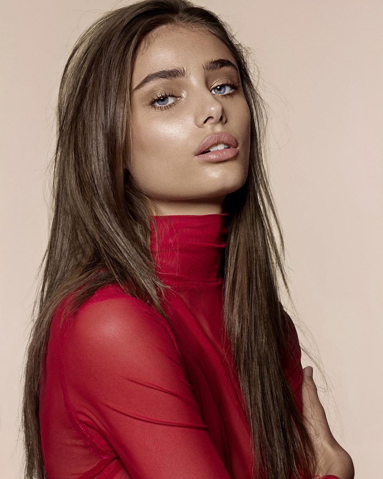 [Image: taylor-hill-photoshoot-for-sunday-times-...2017-5.jpg]