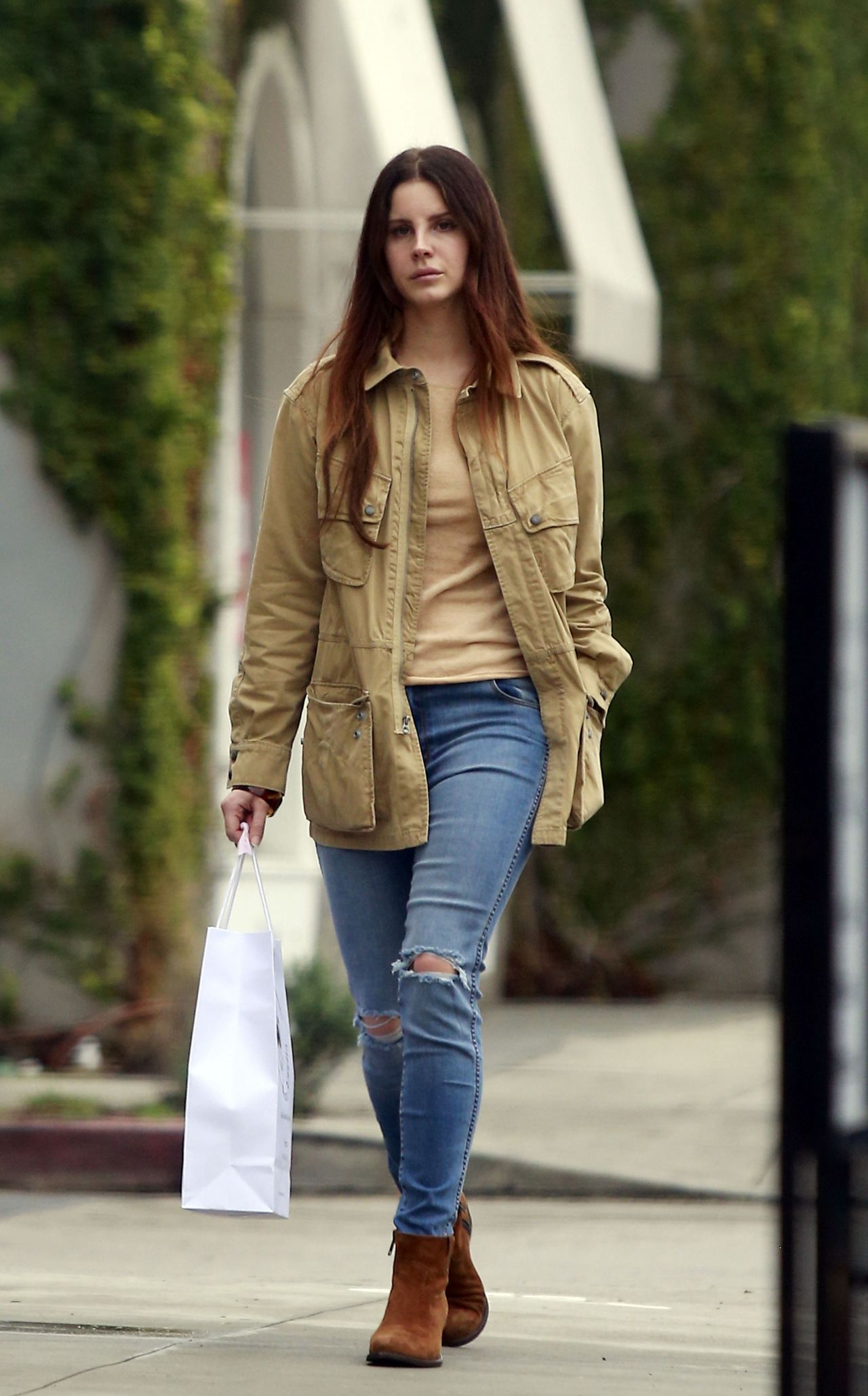 Lana Del Rey - Shopping on Melrose Avenue in Los Angeles 2 