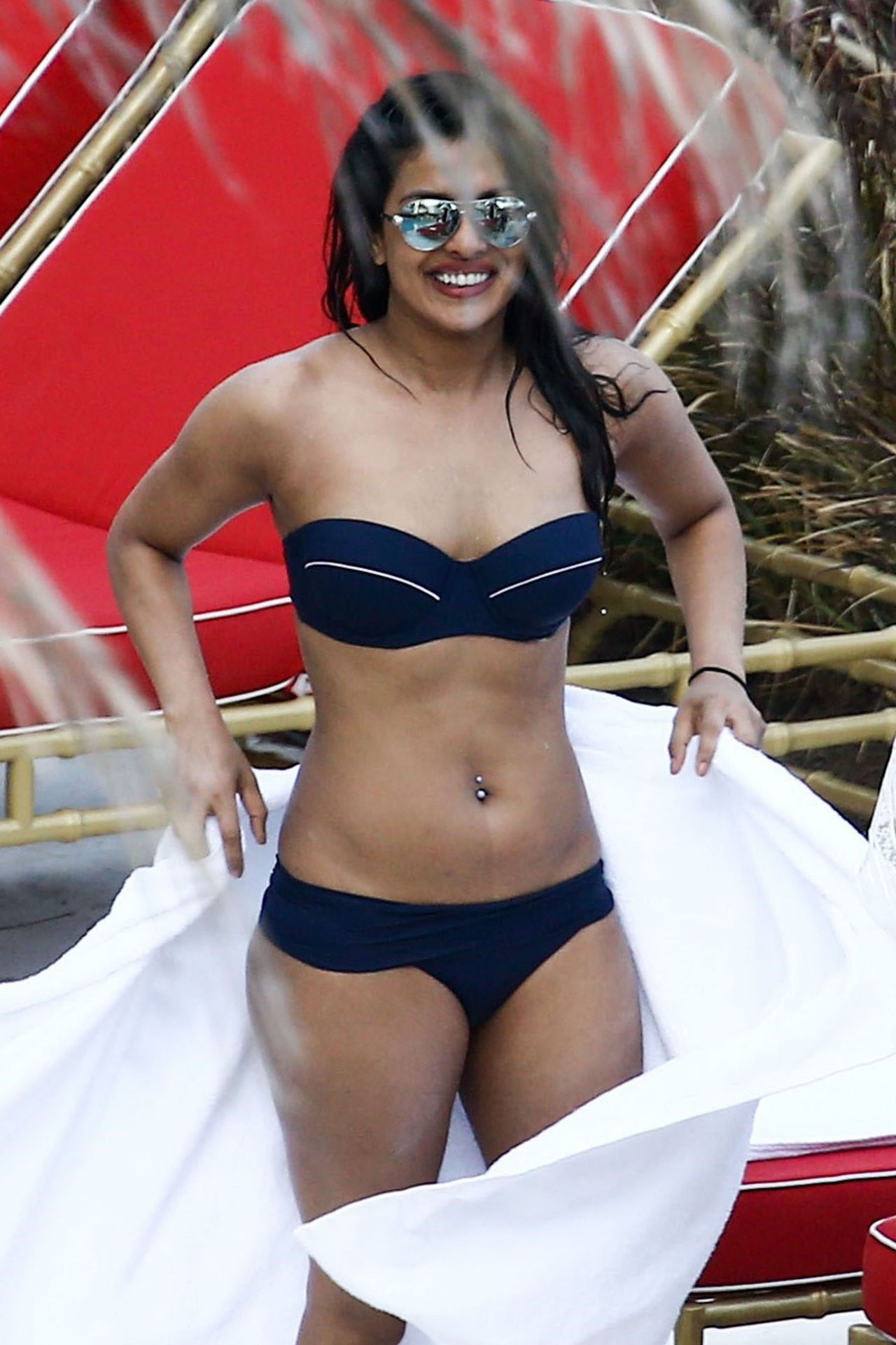 Priyanka Chopra Shows Off Her Bikini Body Hotel Poo