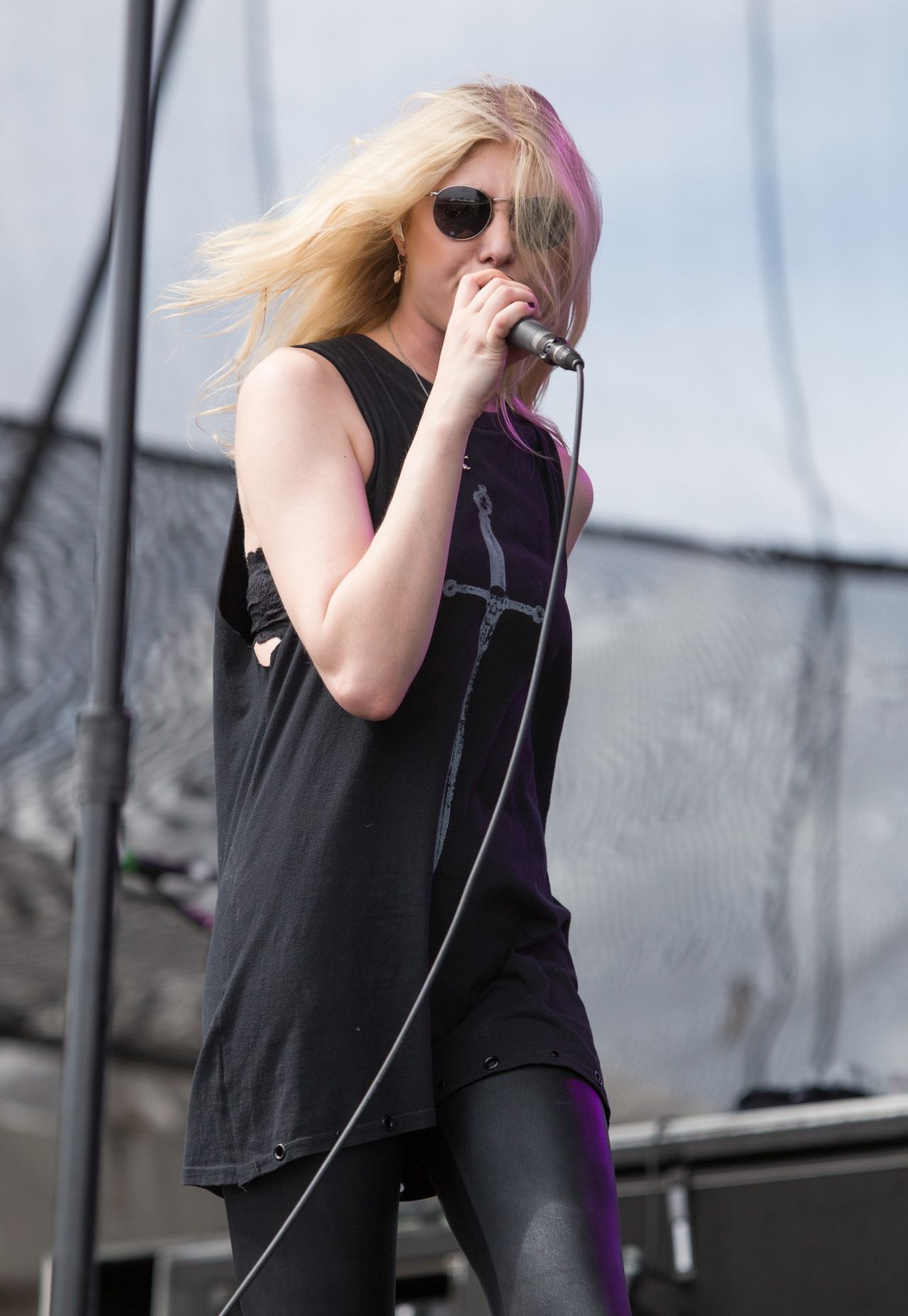 Taylor Momsen Performs at Fort Rock Festival in Fort Myers 04/30/2017