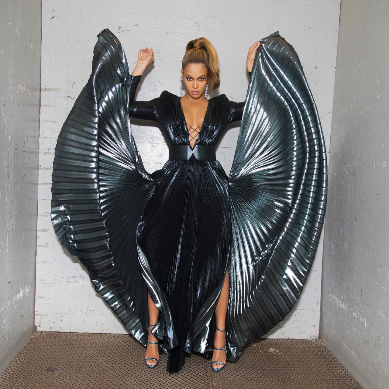 http://celebmafia.com/wp-content/uploads/2018/01/beyonce-photoshoot-before-attending-pre-grammy-2018-party-in-nyc-4.jpg