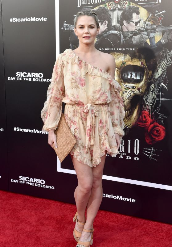 Jennifer Morrison en une robe cocktail florale courte asymétrique