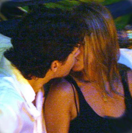 Jennifer Aniston and John Mayer Kiss