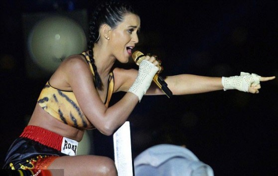 Katy Perry performed in a boxing ring that was placed by Brooklyn Bridge in New York