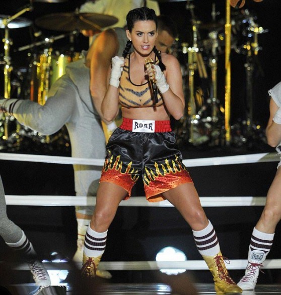 Katy Perry performed in a boxing ring that was placed by Brooklyn Bridge in New York