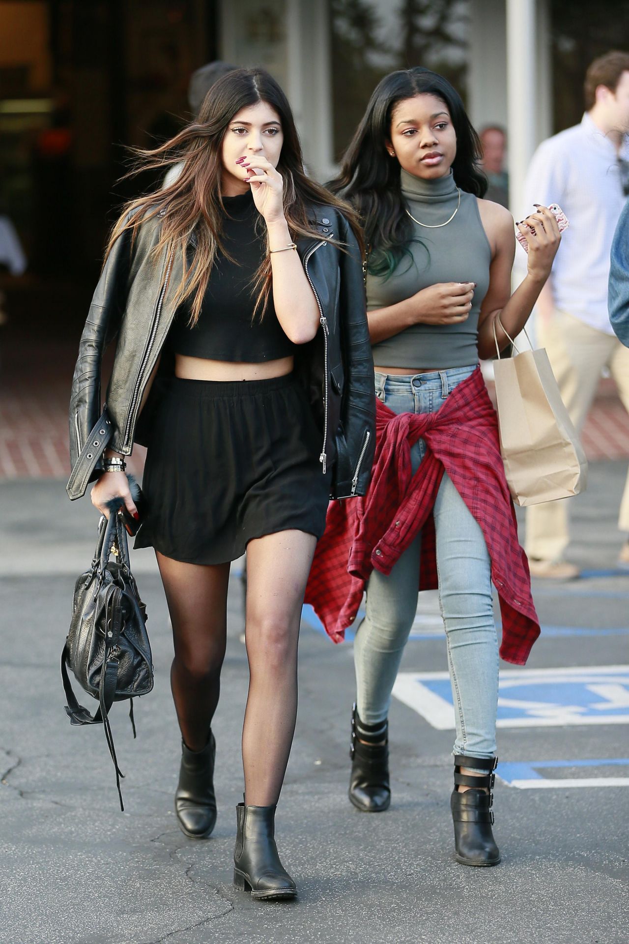 KENDALL-KYLIEE — Pics of ky or kendall leaving Fred seal xx