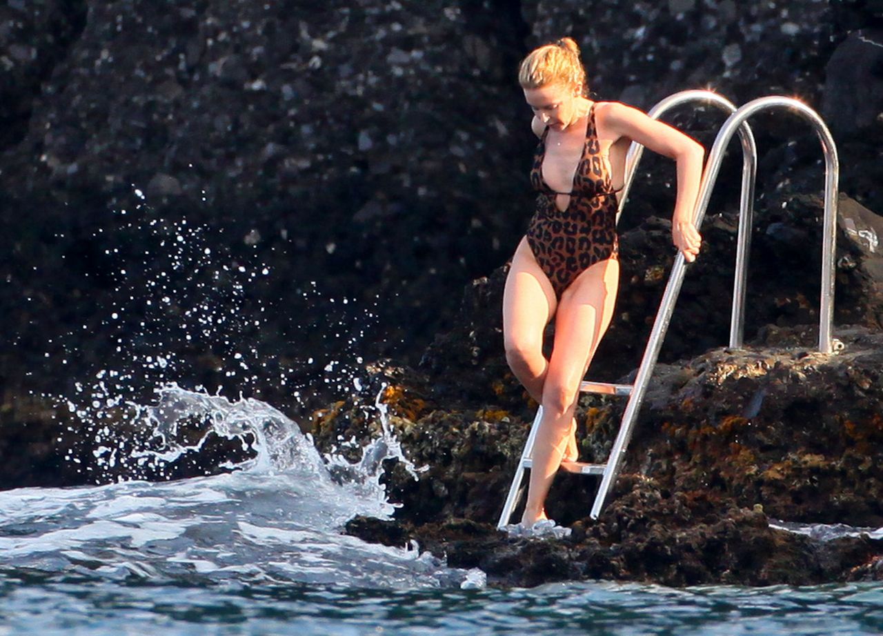 kylie-minogue-in-leopard-print-swimsuit-portofino-july-2013_11.