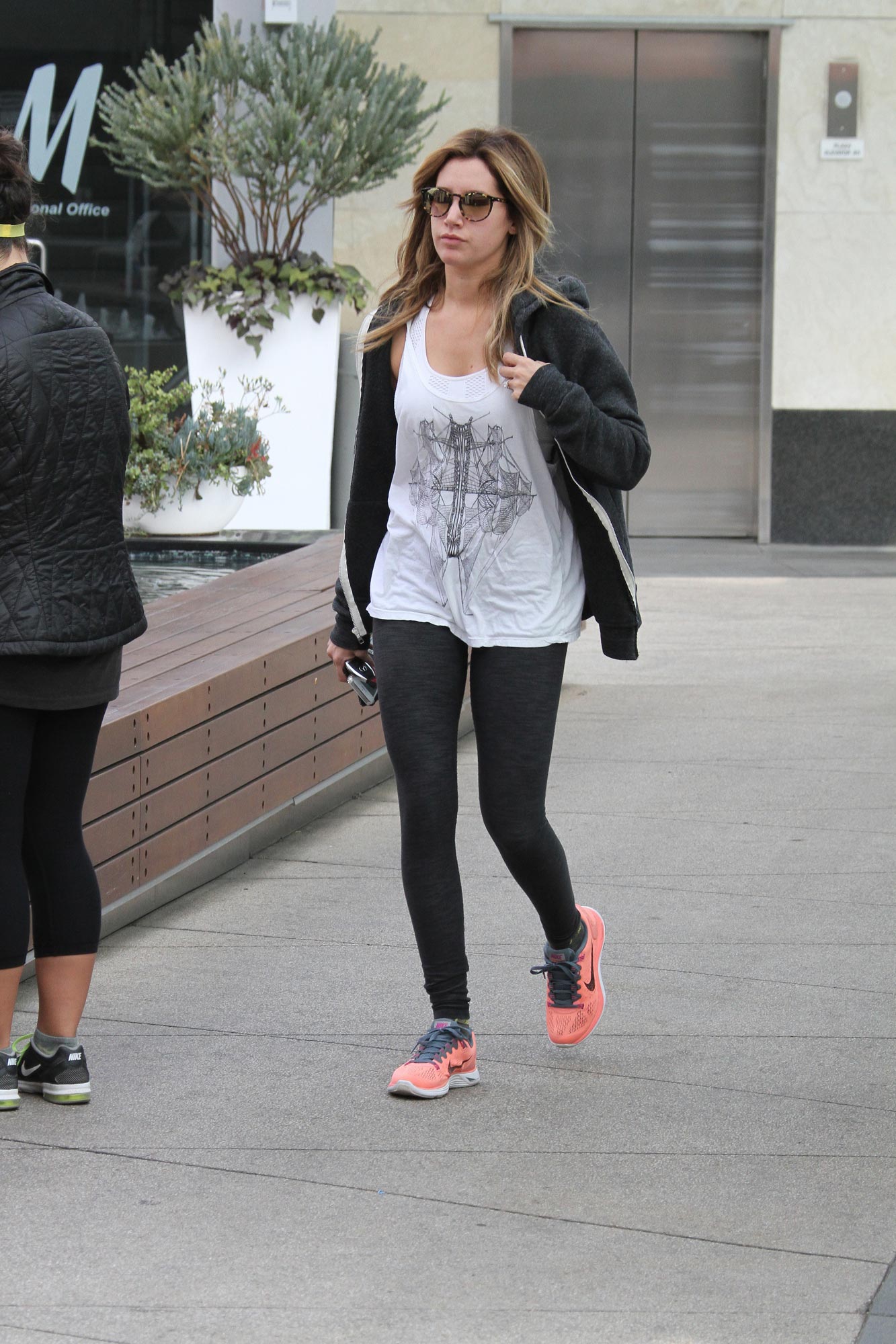Ashley Tisdale and Vanessa Leave the Gym December 26, 2007 – Star Style