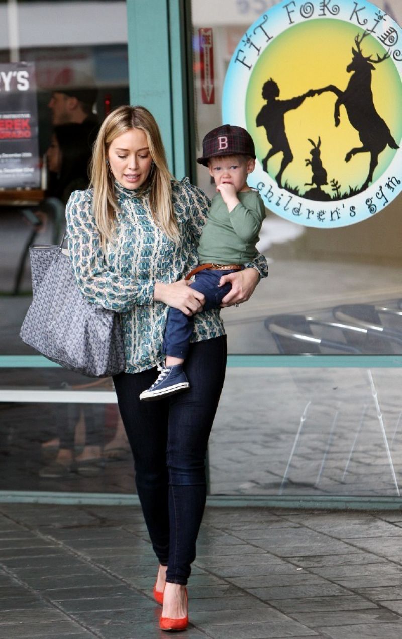 Hilary Duff Out and About in Los Angeles February 8, 2010 – Star Style