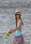 Isla Fisher Swimuits Photos - Beach in Hawaii - December 2013