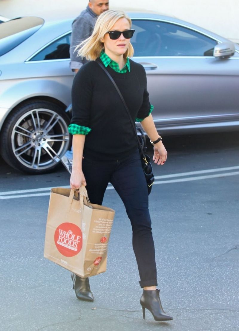 Reese Witherspoon Street Style - Whole Foods in Santa Monica • CelebMafia