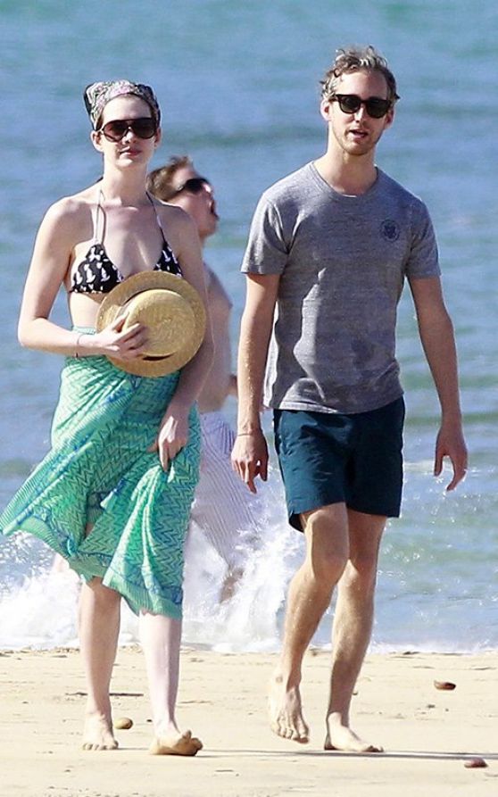 Anne Hathaway in a Bikini at a Beach in Hawaii - January 2014 • CelebMafia