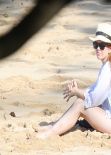 Isla Fisher Candids - Beach in Hawaii - January 2014