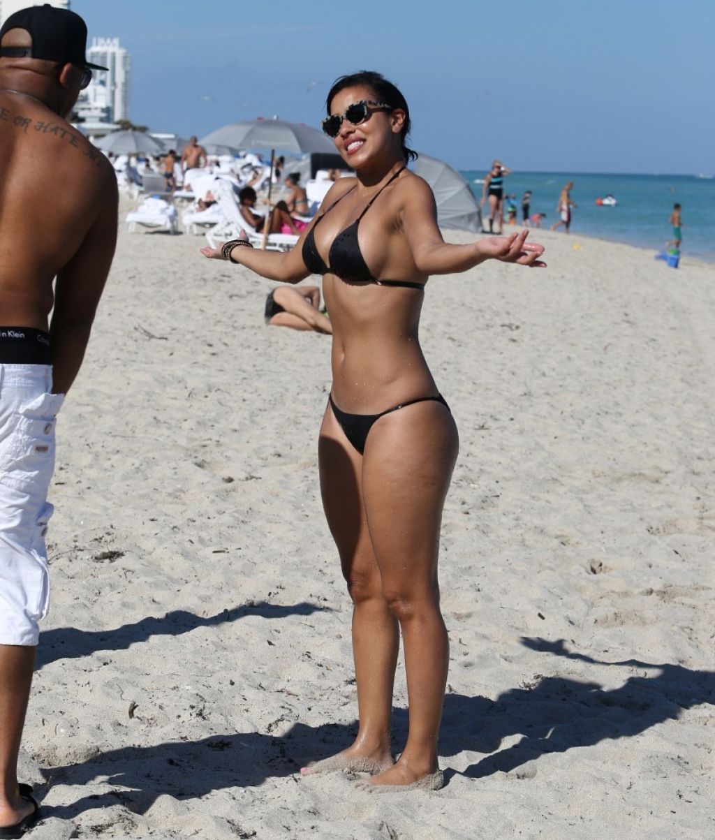 julissa-bermudez-bikini-candids-miami-january-2014_13.