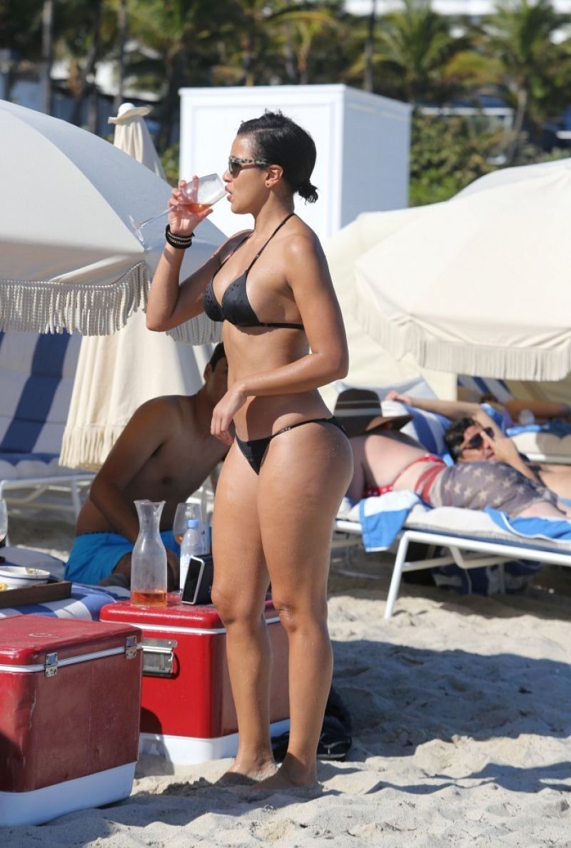 Julissa Bermudez Bikini Candids - Miami, January 2014 * Cele