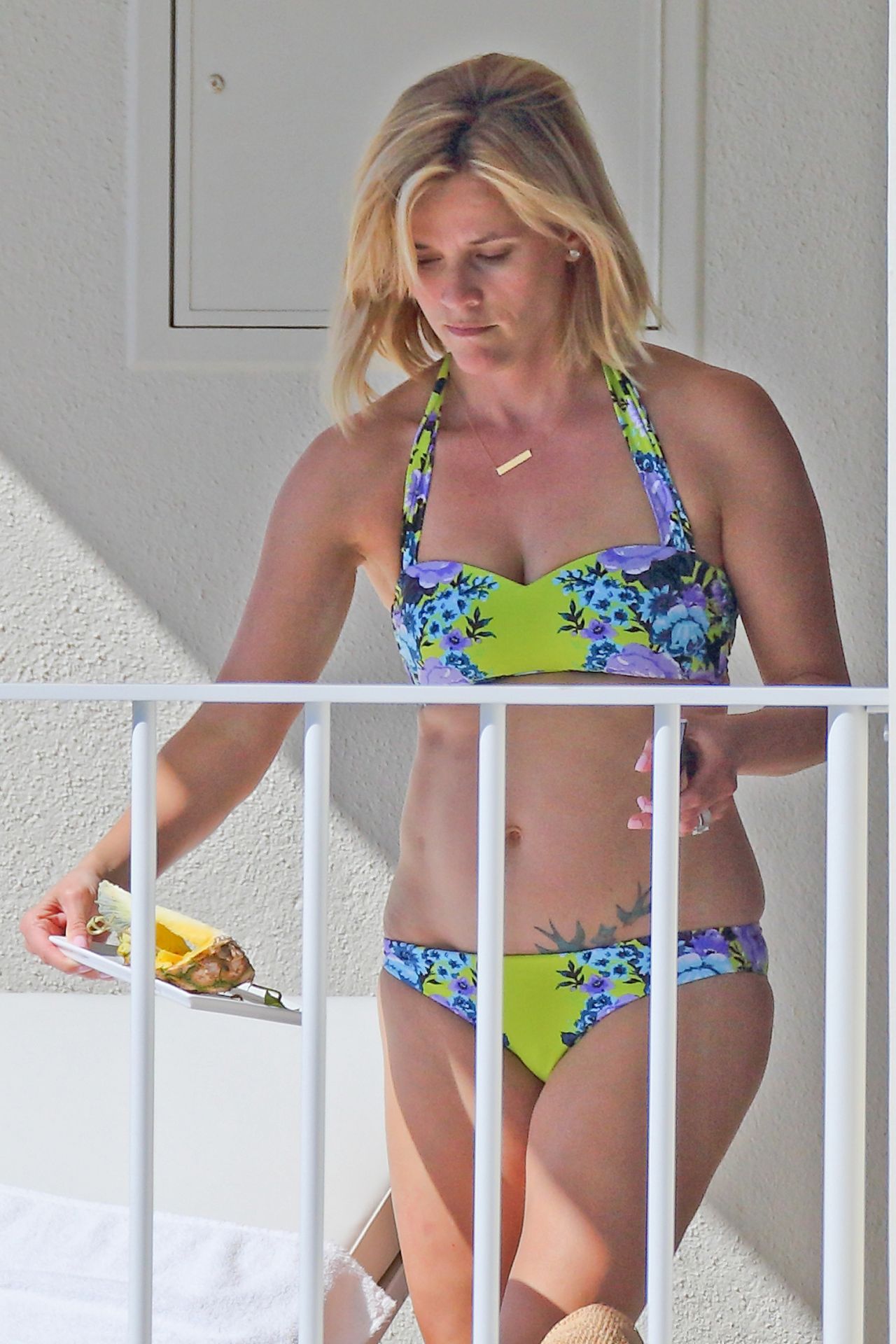 Reese Witherspoon In A Bikini Hawaii January 2014 • Celebmafia 