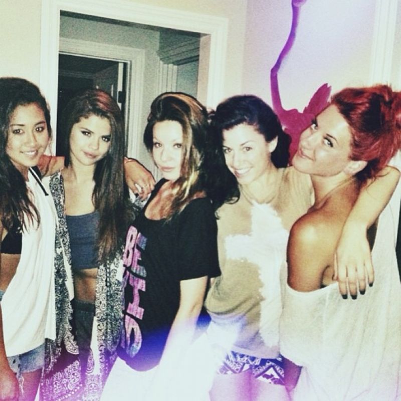 Selena Gomez - Twitter, Instagram and Personal Photos - January 2014 ...