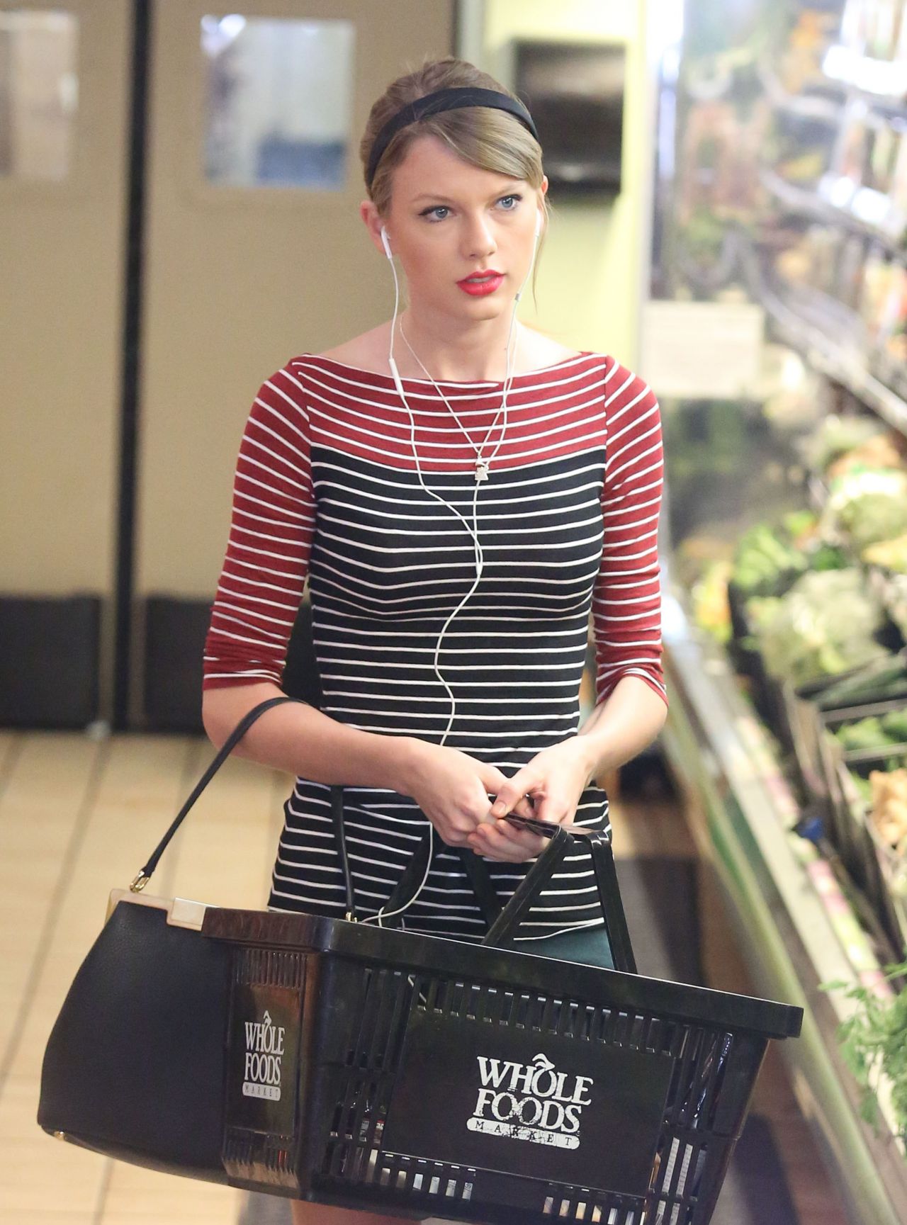 Taylor Swift - Grocery Shopping at Whole Foods - Beverly Hills January