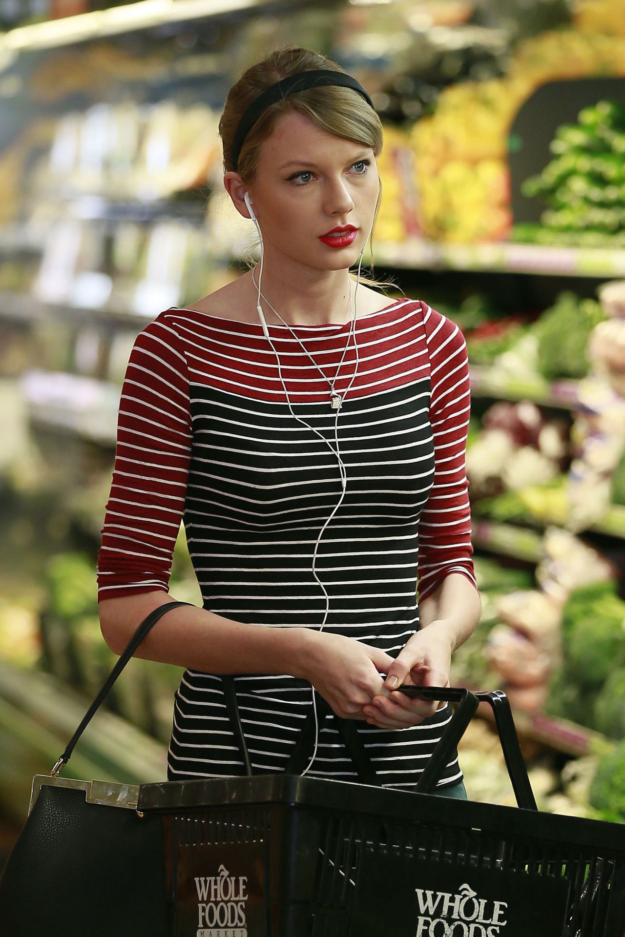 Taylor Swift - Grocery Shopping at Whole Foods - Beverly Hills January