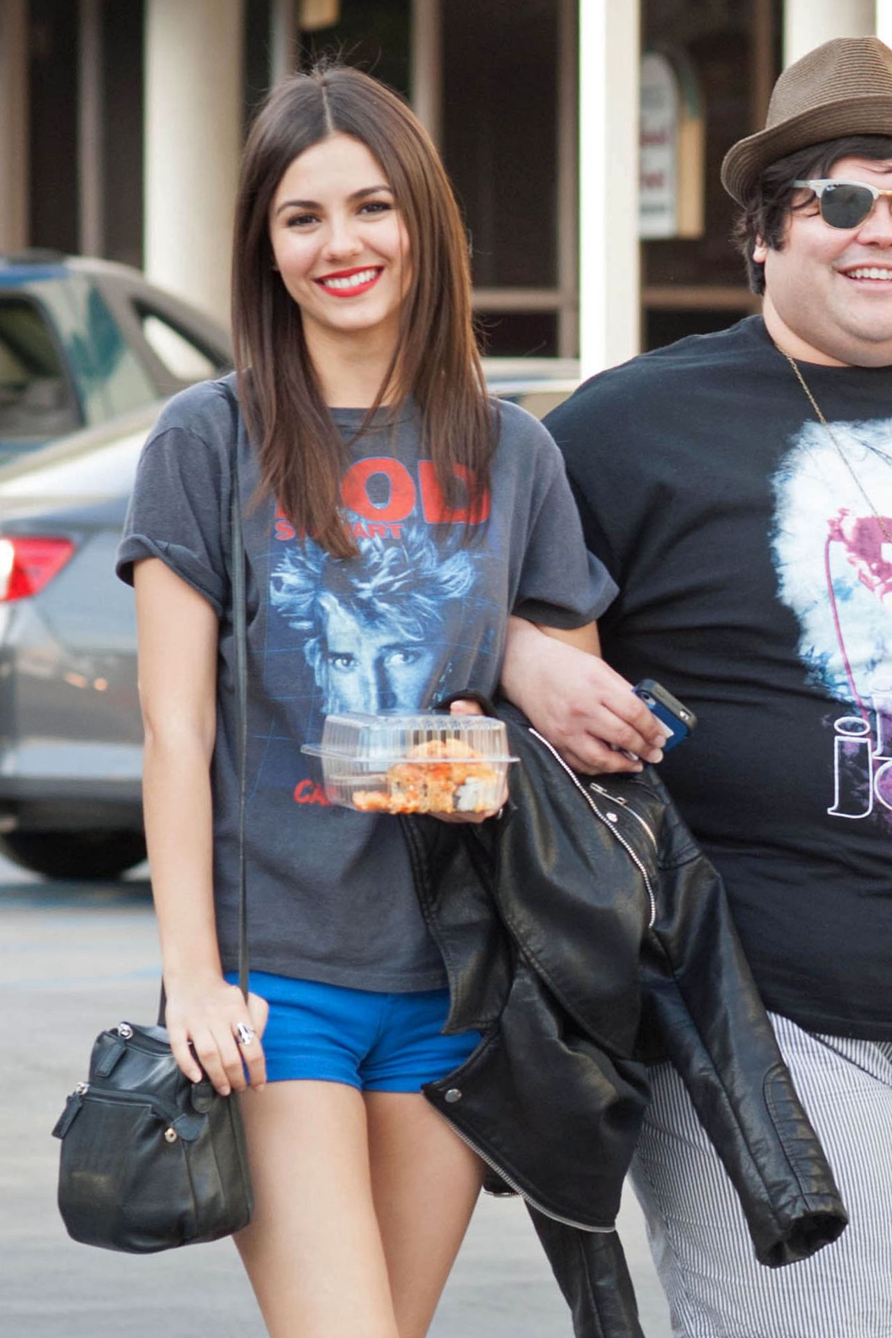 victoria-justice-leggy-in-shorts-having-lunch-with-friends-in-l.a.-january-2014_1.jpg