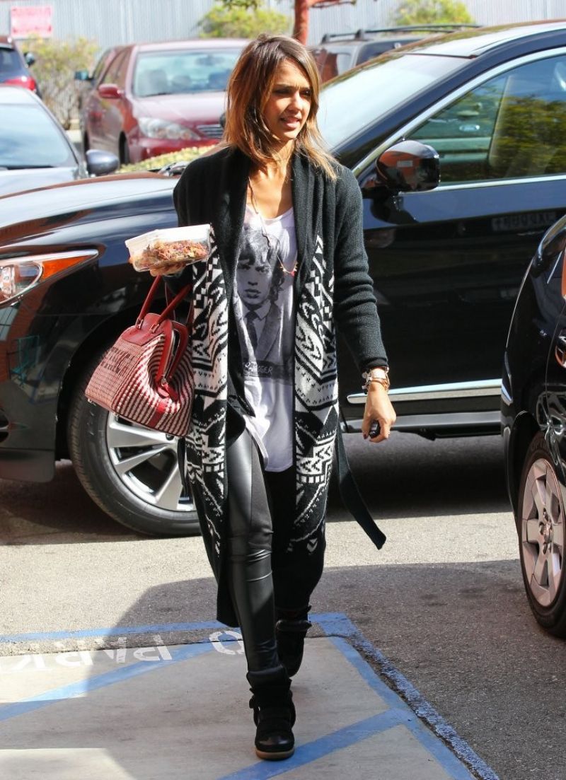 Jessica Alba Street Style - Wearing a Young Mick Jagger T-shirt ...