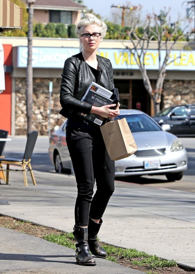 Ireland Baldwin Casual Street Style - Out for Lunch in Sherman Oaks