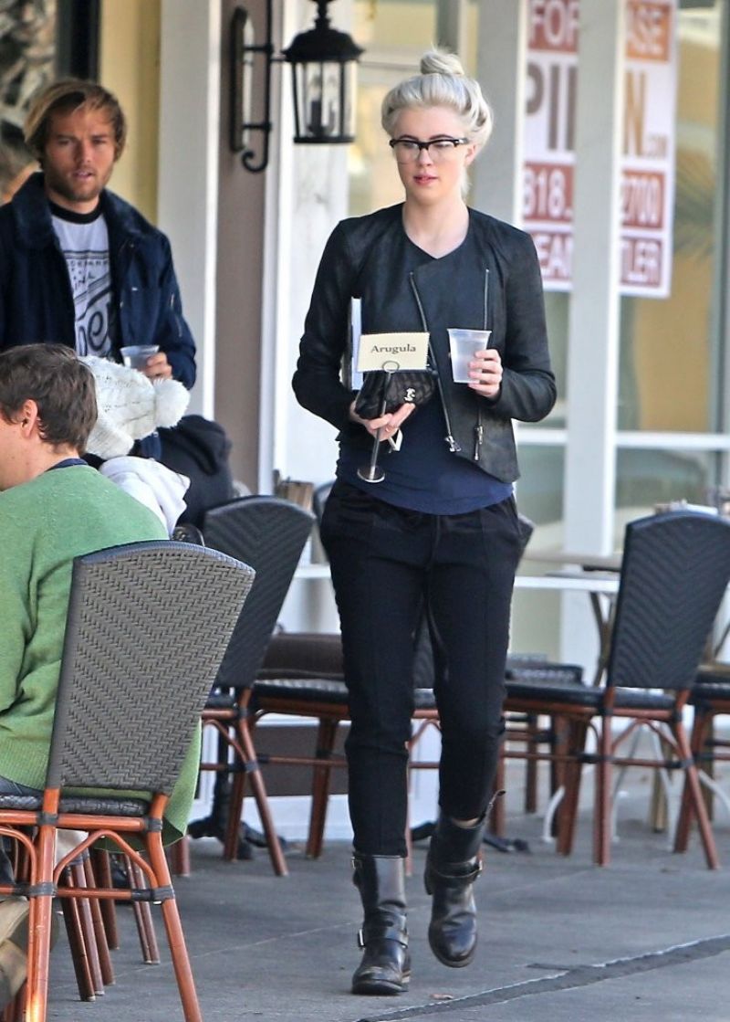 Ireland Baldwin Casual Street Style - Out for Lunch in Sherman Oaks