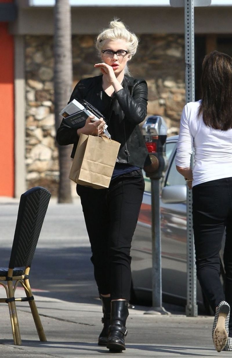 Ireland Baldwin Casual Street Style - Out for Lunch in Sherman Oaks