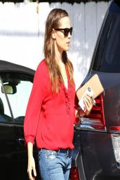 Jennifer Garner Casual Street Style - Brentwood Country Mart in Brentwood