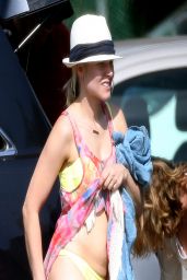 Kristen Bell Bikini Candids - Kapalua, March 2014