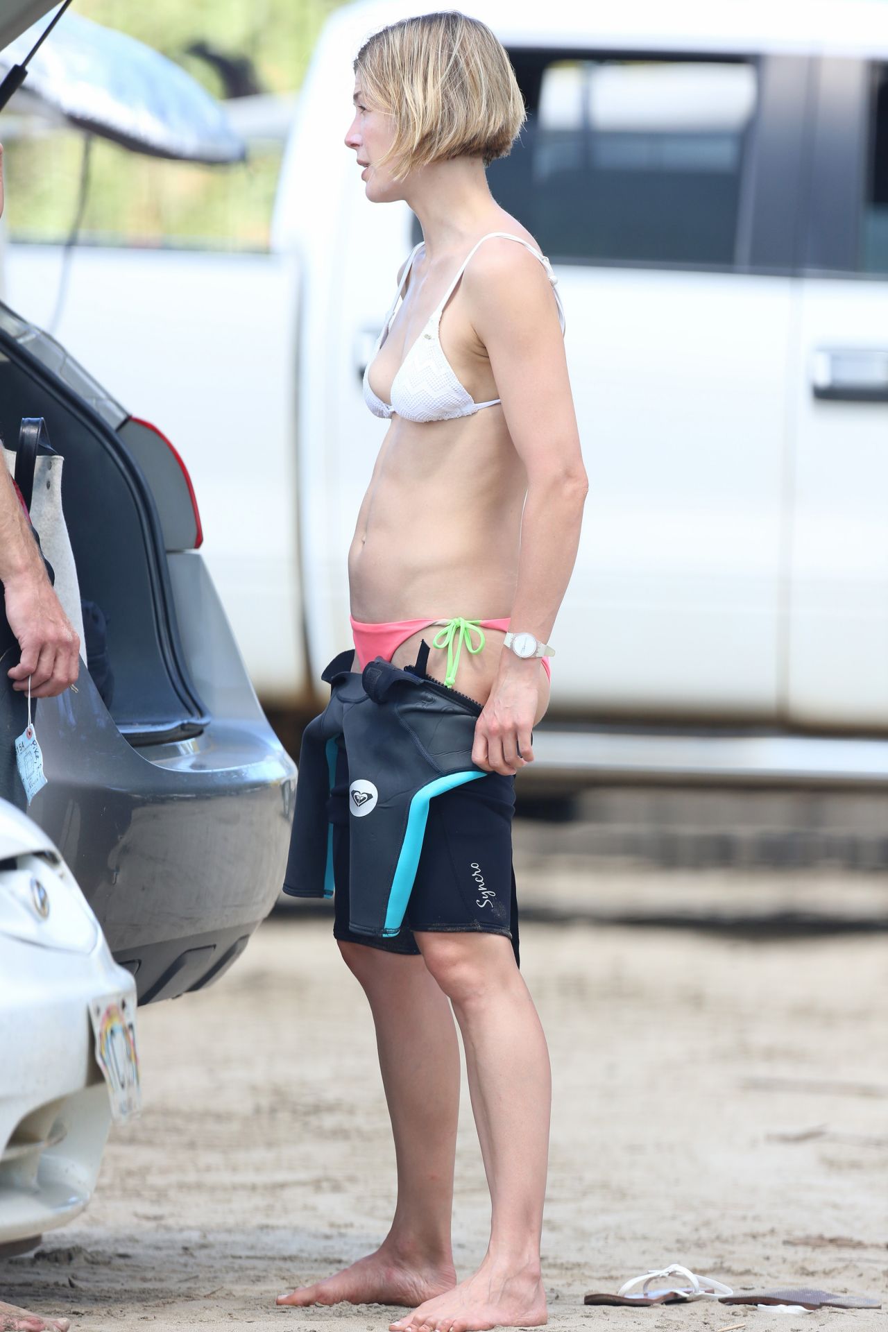 rosamund-pike-in-a-bikini-in-hawaii-march-2014_8.