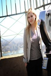 Abigail Breslin in New york City - Empire State Building - April 2014