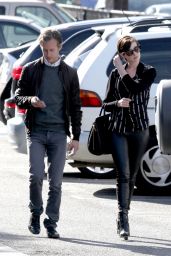 Anne Hathaway in Tights - Out for Lunch in Venice Beach