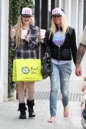 Avril Lavigne - Shopping in Malibu - April 2014
