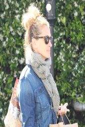 Julia Roberts Wearing Jeans - Out in Venice Beach - April 2014