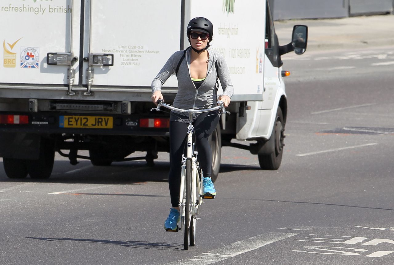 margot-robbie-in-tights-enjoying-a-bike-ride-round-london-april-2014_3.