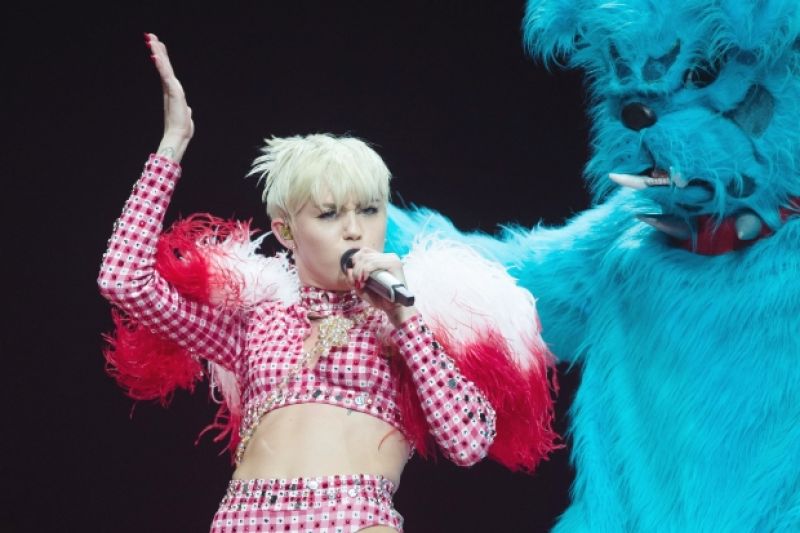 Miley Cyrus - Bangerz Tour at Bell Center in Montreal - March 2014