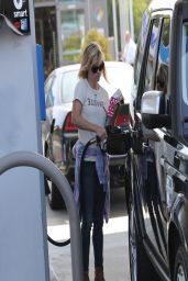 Reese Witherspoon at the Gas Station - Los Angeles, April 2014