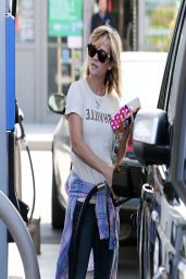 Reese Witherspoon at the Gas Station - Los Angeles, April 2014
