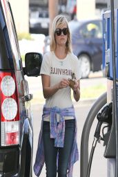 Reese Witherspoon at the Gas Station - Los Angeles, April 2014