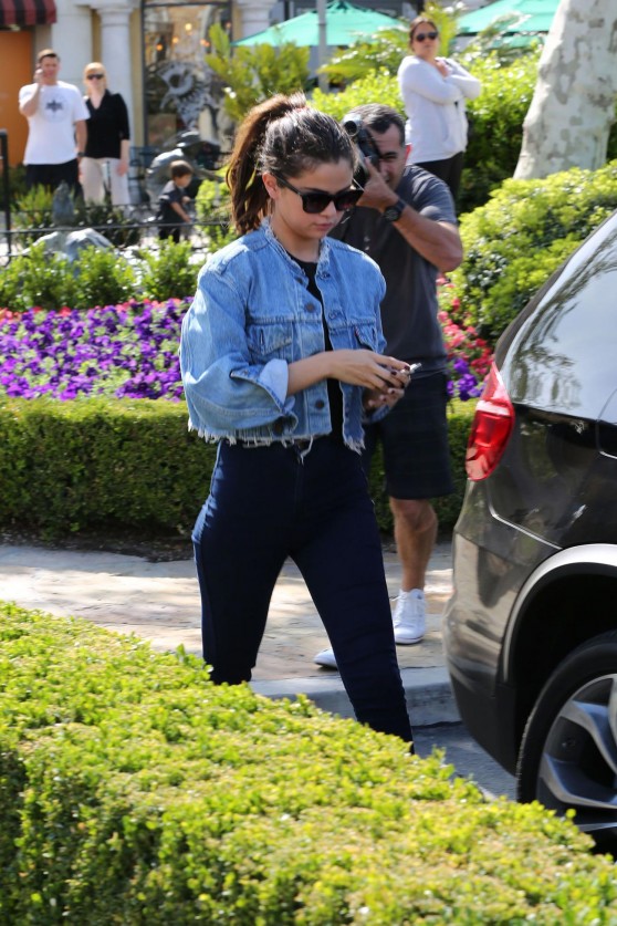 Selena Gomez Out With Friends for lunch in Calabasas - April 2014