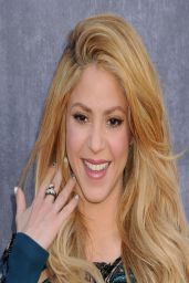 Shakira in Zuhair Murad Dress - 2014 Academy Of Country Music Awards Red Carpet in Las Vegas