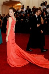 Allison Williams Wearing Oscar de la Renta Dress – 2014 Met Costume Institute Gala