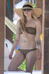 Avril Lavigne Bikini Candids - Mexico, May 2014